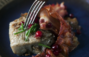 Foto: Lena Koller Stekt råggröt med bacon, lingon och gräslök