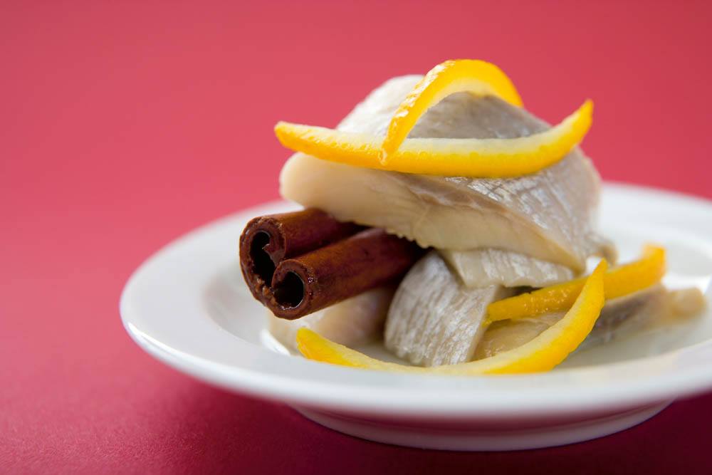 Kanelen tittar fram mellan sillbitarna!